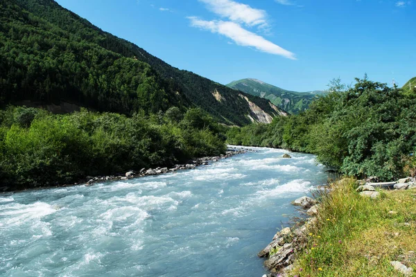 Θέα Του Ορεινού Ποταμού Ποταμός Στα Βουνά Του Βόρειου Καυκάσου — Φωτογραφία Αρχείου