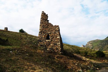 Kuzey Osetya dağlarındaki harabeler. Kuzey Kafkasya 'nın dağları Yazın