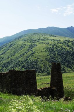 Kuzey Osetya dağlarındaki harabeler. Kuzey Kafkasya 'nın dağları Yazın