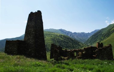 Kuzey Osetya dağlarındaki harabeler. Kuzey Kafkasya 'nın dağları Yazın