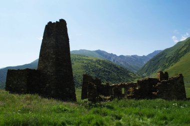 Kuzey Osetya dağlarındaki harabeler. Kuzey Kafkasya 'nın dağları Yazın