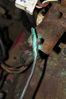 Arabada oksitlenmiş ateşleme teli var. Kontak anahtarı kablosu kırılmış. Kırık kablo. Kırık zincir. Kablo kırılması.