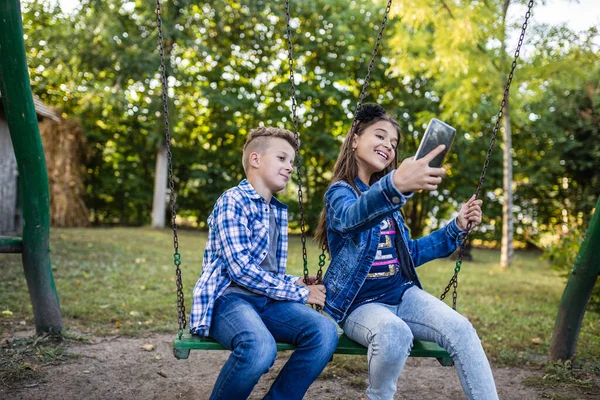 Menino Menina Estão Tirando Foto Mesmos Para Selfie Com Telefone — Fotografia de Stock