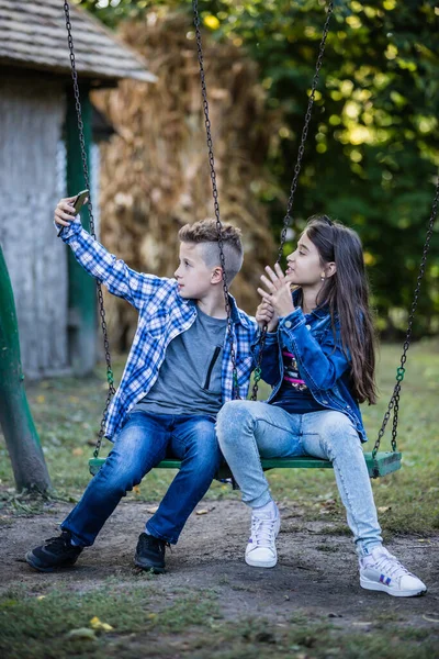 Pequeno Menino Bonito Menina Estão Tirando Foto Mesmos Para Selfie — Fotografia de Stock