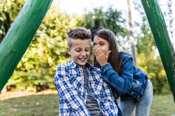 Feche Dois Amiguinhos Felizes Rindo Divertindo Parque Miúdos Positivos Sussurrar — Fotografia de Stock