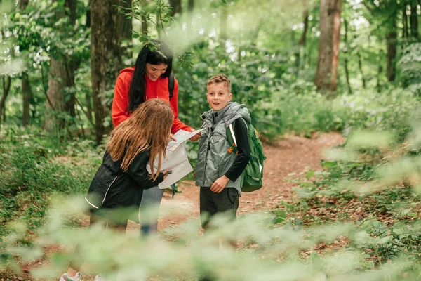 Bela Mãe Com Dois Filhos Estão Caminhando Pela Floresta Usando — Fotografia de Stock