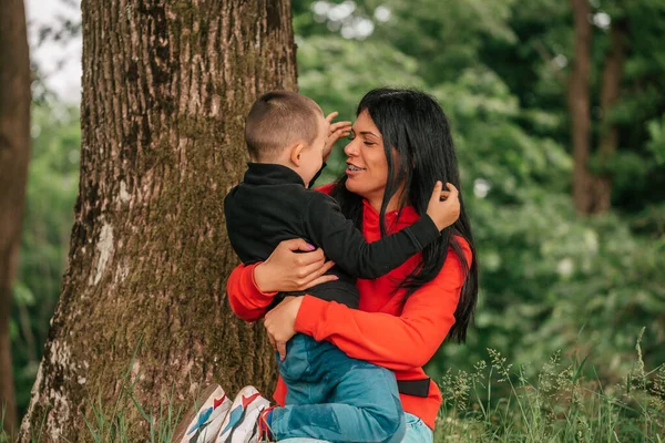 Doğada Küçük Çocuğu Olan Güzel Bir Kadın Mutlu Oğluyla Kucaklaşan — Stok fotoğraf