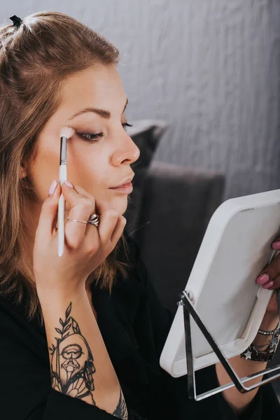 Beautiful Young Woman Mirror Puts Makeup Eyeshadow — Stock Photo, Image