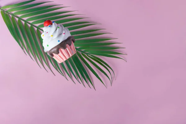 Kleurrijke Cupcake Tropisch Palmblad Pastelroze Achtergrond Creatief Minimaal Zomerconcept Plat — Stockfoto