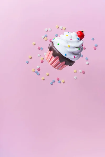 Kleurrijke Cupcake Met Kleurrijke Suiker Decoratie Pastel Roze Achtergrond Creatief — Stockfoto