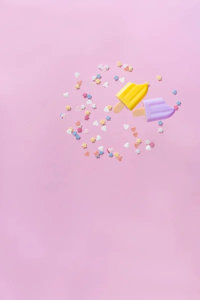 Picolés Sorvete Com Decoração Açúcar Colorido Fundo Papel Rosa Pastel — Fotografia de Stock
