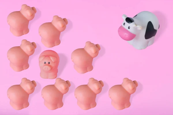 Uma Vaca Frente Vários Pequenos Porcos Bonitos Fundo Rosa Pastel — Fotografia de Stock