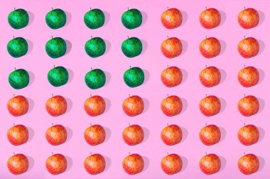 Mavi pastel arka planda taze yeşil ve kırmızı elma deseni var. Minimalist izometrik taze gıda konsepti. Düz yatıyordu