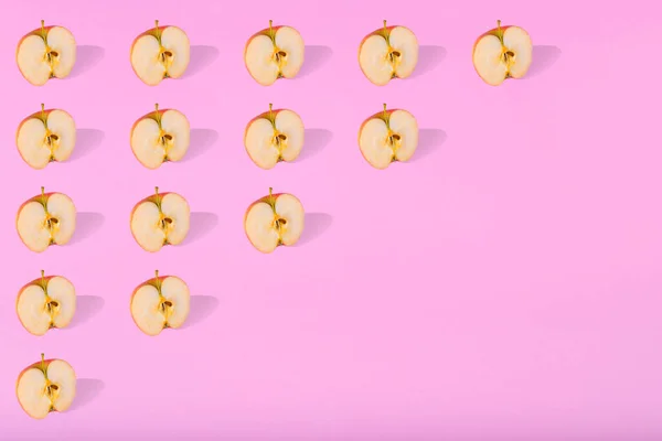 突出的新鲜苹果的花纹 背景为粉红色 最小等量食物的概念 平躺在床上 — 图库照片