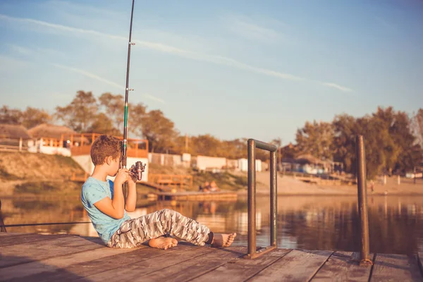 那个拿着钓竿的男孩 在阳光明媚的夏日 可爱的孩子在湖上钓鱼 有选择的重点 — 图库照片