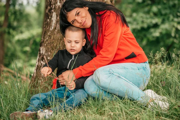 Anne Oğluyla Sarılıp Oynuyor Gülümseyen Bir Kadın Doğada Bir Çocukla — Stok fotoğraf
