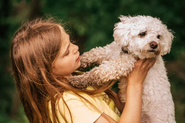 Ragazza Carina Con Cagnolino Bianco Trascorrere Una Giornata Natura Giocare — Foto Stock