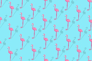 Parlak açık mavi arka planda pembe flamingoyla yapılan modaya uygun yaz deseni. Asgari yaratıcı ve moda yaz konsepti. 