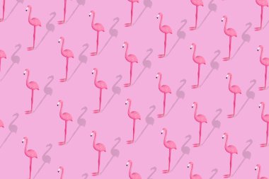 Pembe açık pembe arka planda pembe flamingoyla yapılan modaya uygun bir yaz modeli. Asgari yaratıcı ve moda yaz konsepti. 