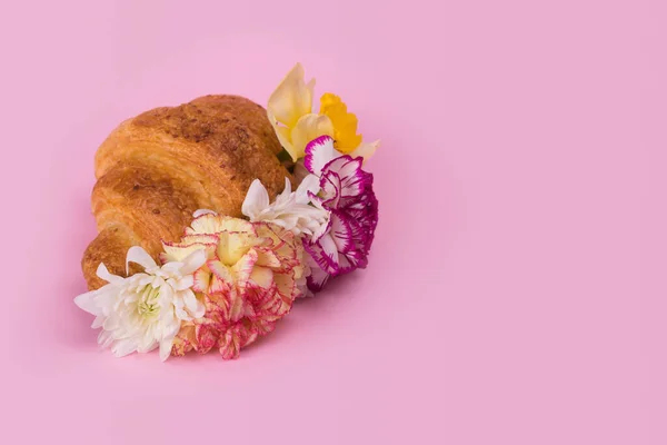 Croissant Con Muchas Flores Colores Diferentes Sobre Fondo Rosa Pastel — Foto de Stock