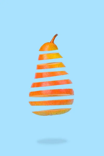 在淡蓝色的背景上漂浮成熟的梨子的最小创意 维生素 健康食品的概念 剪开的梨子漂浮在空中 有飞果的创意概念 — 图库照片