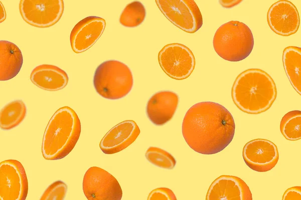 Ελάχιστη Ιδέα Φρέσκο Πορτοκάλι Κομμένο Ανοιχτό Κίτρινο Φόντο Ελάχιστο Μοτίβο — Φωτογραφία Αρχείου
