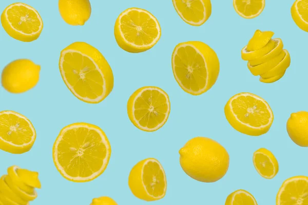 パステルブルーの背景に新鮮なレモンを浮遊 ビタミン 健康的な食事の概念 最小限の果物のアイデア スライスされたレモンが空中に浮かんでいます マーケティング アートワークデザインのための飛行果物と創造的な概念 — ストック写真