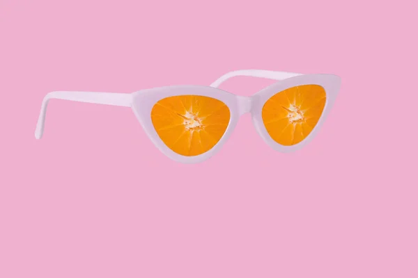 Μοντέρνα Καλοκαιρινή Ιδέα Από Γυαλιά Ηλίου Και Φρέσκες Φέτες Πορτοκαλιού — Φωτογραφία Αρχείου