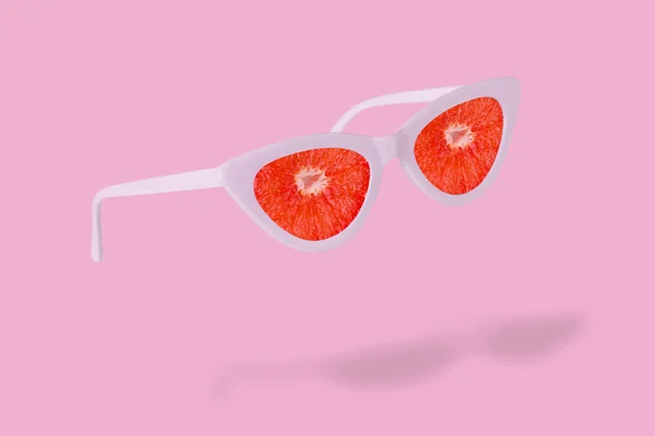 Trendy Zomerse Idee Gemaakt Van Zonnebrillen Verse Plakjes Rode Grapefruit — Stockfoto