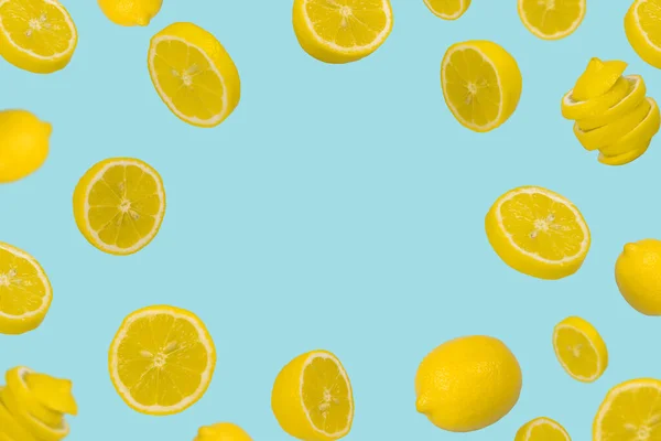 パステルブルーの背景に新鮮なレモンを浮遊 ビタミン 健康的な食事の概念 最小限の果物のアイデア スライスされたレモンが空中に浮かんでいます マーケティングやアートワークデザインのためのコピースペースとフライトフルーツと創造的なコンセプト — ストック写真