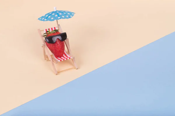 Kreatywny Pomysł Leżaka Parasola Truskawki Okularach Przeciwsłonecznych Plaży Minimalna Koncepcja — Zdjęcie stockowe