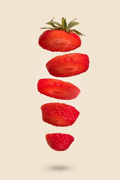 색깔의 위에서 딸기를 공중에 날리고 있습니다 비타민 건강에 음식의 소수의 — 스톡 사진
