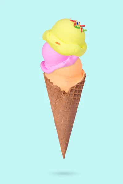 パステルブルーの背景にカラフルなアイスクリームスクープとアイスクリームコーン ミニマルな夏のコンセプト — ストック写真