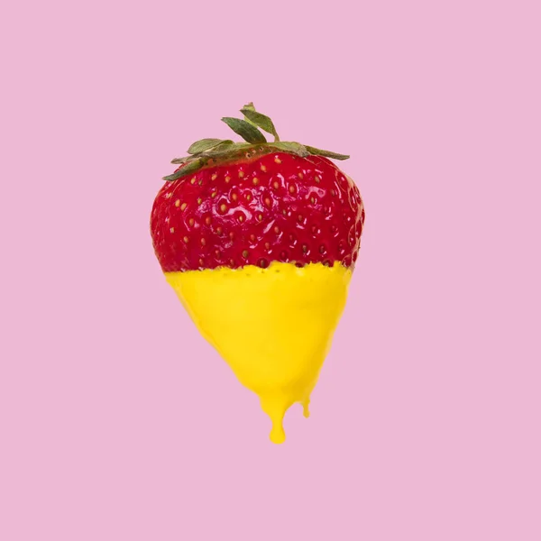 Minimaal Concept Gemaakt Met Aardbeien Druppelend Met Gele Verf Roze — Stockfoto