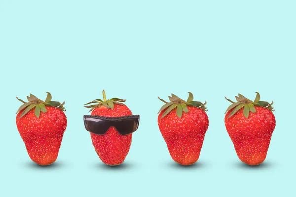 반짝이는 딸기에 파스텔 배경에 신선하게 딸기가 창의적 아이디어입니다 재미있는 개념입니다 — 스톡 사진