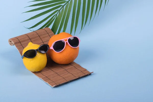 Pomarańczowy Cytrynowy Hipster Owocowy Okularach Przeciwsłonecznych Leżący Pastelowym Niebieskim Tle — Zdjęcie stockowe