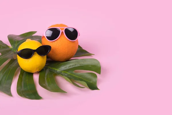 Pomarańczowy Cytrynowy Hipster Owocowy Okularach Przeciwsłonecznych Liściu Potwora Różowym Tle — Zdjęcie stockowe