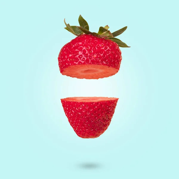 Schwebend Schweben Reife Erdbeeren Auf Blauem Hintergrund Vitamine Frisches Gesundes — Stockfoto