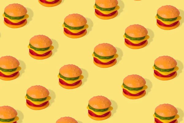 Criativa Ideia Moda Padrão Fast Food Hambúrguer Fundo Amarelo Conceito — Fotografia de Stock