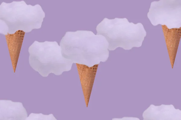 紫色の背景にアイスクリームコーンとふわふわの雲で作られた創造的なアイデア — ストック写真
