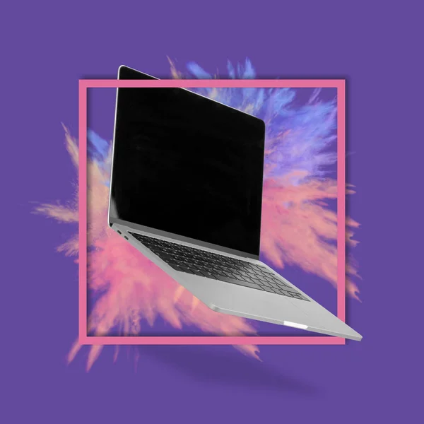 Laptop Mit Leerem Bildschirm Mit Pulverexplosion Während Auf Violettem Hintergrund — Stockfoto