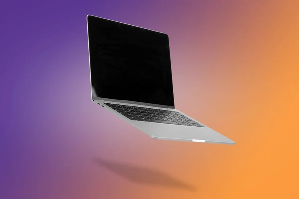 Laptop Computer Mit Leerem Bildschirm Während Der Luft Schwebt Auf — Stockfoto