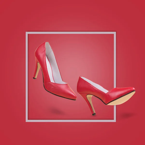 Tacones Altos Rojos Elegantes Sobre Fondo Rojo Concepto Creativo Mínimo —  Fotos de Stock