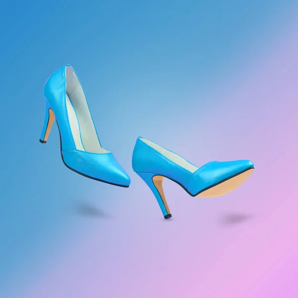 Tacones Altos Azules Elegantes Sobre Fondo Iluminado Por Gradiente Color —  Fotos de Stock