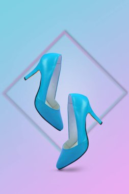 Modaya uygun bir arka planda, mavi ve pembe bir çerçeve ile aydınlatılmış yüksek topuklu ayakkabılar. Yaratıcı asgari kadınlık, trend ve moda kavramı. Boşluğu kopyala.