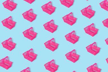 Mavi arka planda pembe boş alışveriş sepetleri olan sıra dışı bir desen. Poster, marka, afiş, alışveriş çantası ve kartlar için modern minimal tasarım sanatı. 