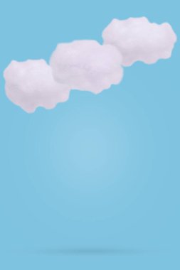 Mavi arka planda yumuşak, temiz pamuk bulutları. Kopya alanı ile yaratıcı asgari tasarım bileşimi.