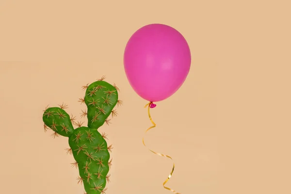 Planta Cacto Com Acima Dele Flutuando Balão Rosa Fundo Bege — Fotografia de Stock