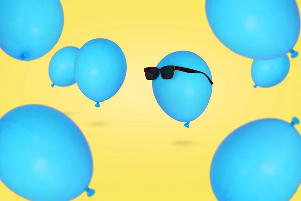 Balão Azul Óculos Sol Flutuando Com Outros Balões Contra Fundo — Fotografia de Stock
