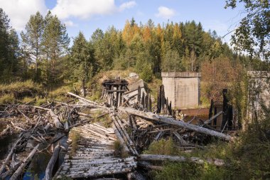 Rusya 'nın Arkhangelsk bölgesinde Meherenga 'da yok edilmiş Demiryolu Köprüsü